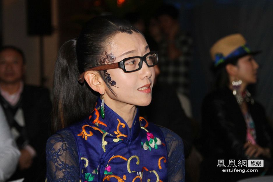 杨丽萍告别巡演众大腕捧场 李双江紧握杨丽萍