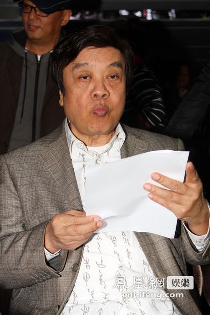 杨丽萍告别巡演众大腕捧场 李双江紧握杨丽萍