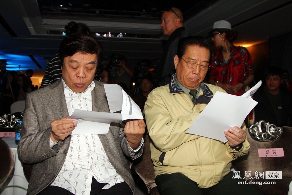 杨丽萍告别巡演众大腕捧场 李双江紧握杨丽萍