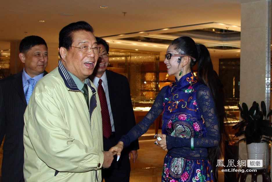 杨丽萍告别巡演众大腕捧场 李双江紧握杨丽萍