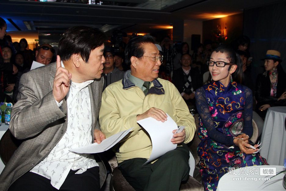 杨丽萍告别巡演众大腕捧场 李双江紧握杨丽萍