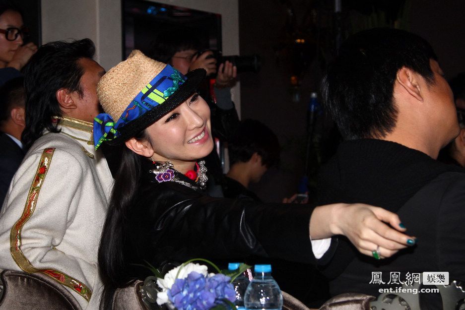 杨丽萍告别巡演众大腕捧场 李双江紧握杨丽萍