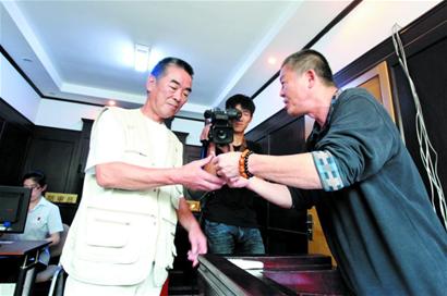 老人发工资请儿女回家 羞于开口要求常回家看看