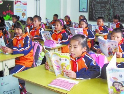 青岛崂山区学生校服免费发 小学初中各两套