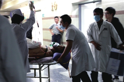 私人别墅挖酒窖围墙倒塌掩埋多人 6死3伤