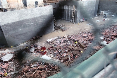 私人别墅挖酒窖围墙倒塌掩埋多人 6死3伤