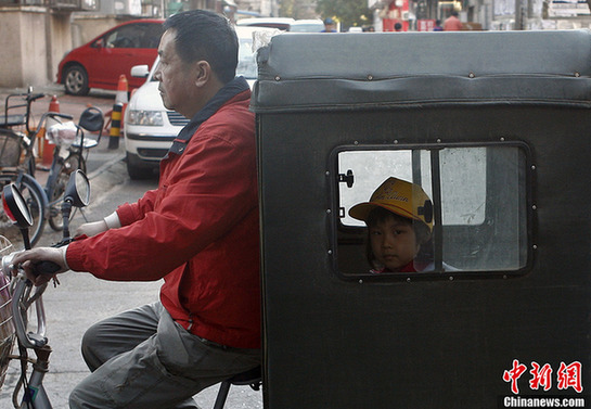 中国式接送引热议 家长聚集校门口交通混乱