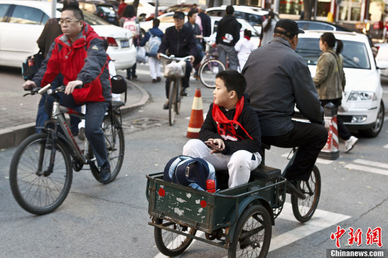 中国式接送引热议 家长聚集校门口交通混乱
