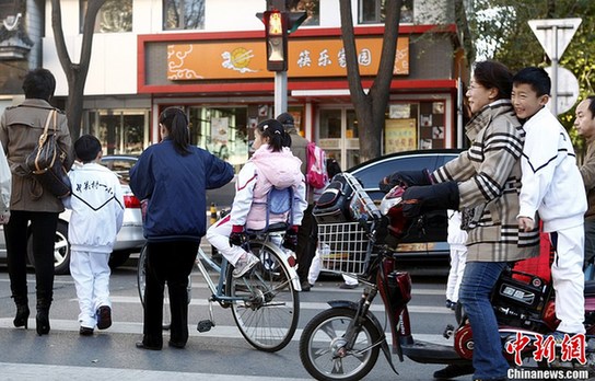 中国式接送引热议 家长聚集校门口交通混乱