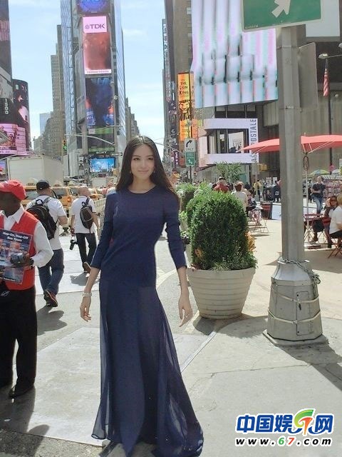 女星时装周斗身材 张曼玉女神范秦海璐似凸点