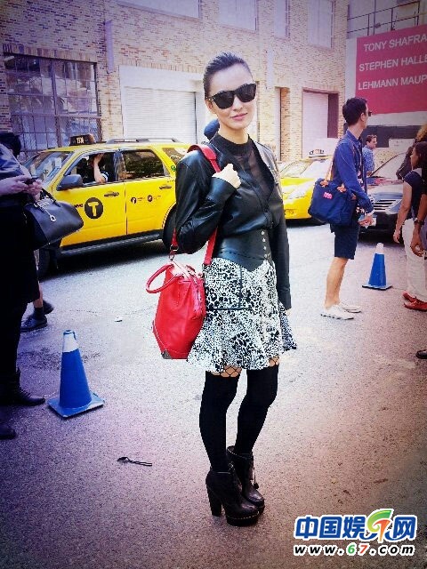 女星时装周斗身材 张曼玉女神范秦海璐似凸点