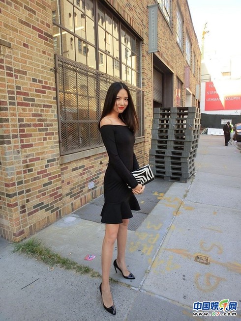 女星时装周斗身材 张曼玉女神范秦海璐似凸点