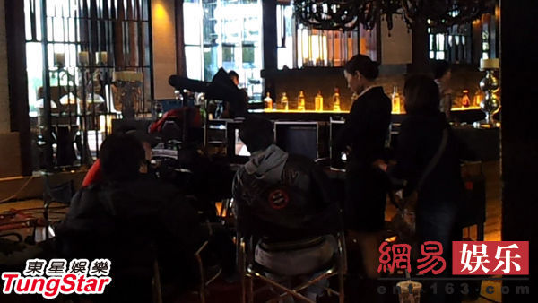 赵又廷探班高圆圆大献殷勤 片场亲密贴面热聊