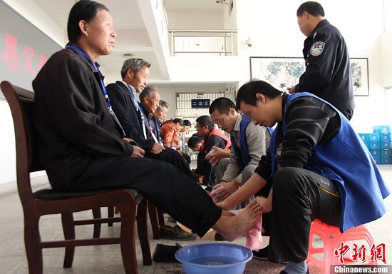 10月23日，重阳节，江苏省仪征市看守所组织6名表现优秀的在押人员和父母一起共度重阳节。6名犯人为父母洗脚、剪指甲，表感恩。