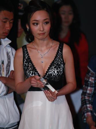 谋女郎李曼肯定与洪金宝儿子恋情 称28岁完婚私密照曝光