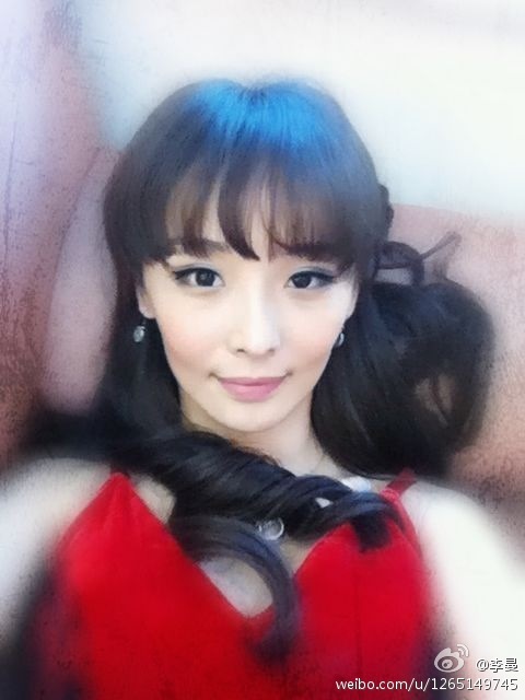 谋女郎李曼肯定与洪金宝儿子恋情 称28岁完婚私密照曝光