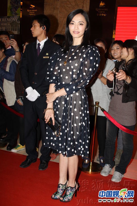 姚晨小透视装出席活动大方透露 已订婚将领证