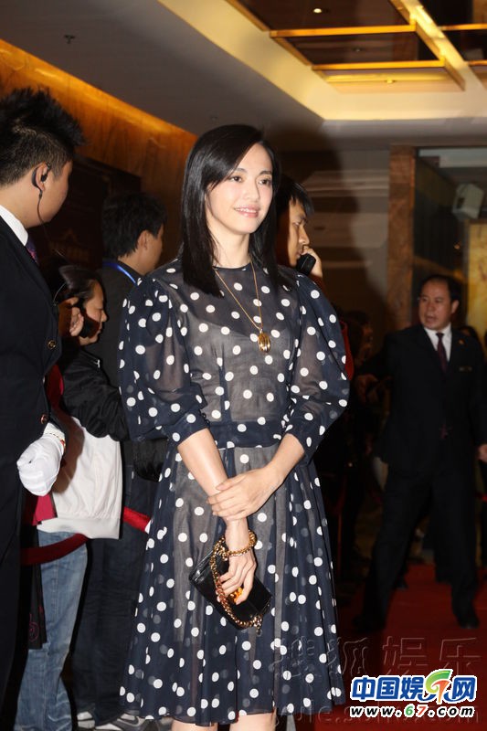 姚晨小透视装出席活动大方透露 已订婚将领证