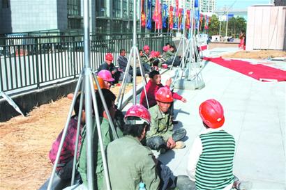 青岛深蓝公寓保安持钢管猛砸工人头 嫌衣服脏阻止进出