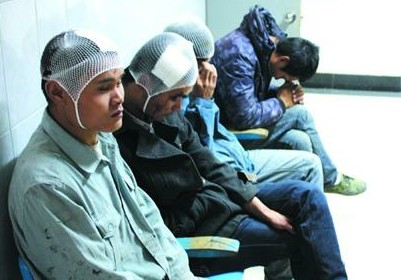 青岛深蓝公寓保安用钢管砸工人 嫌脏不让进出