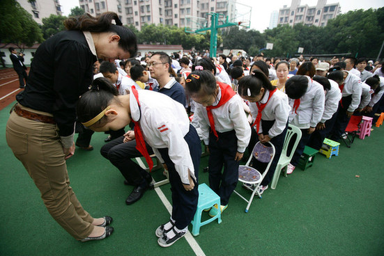 小学孝德课感动师生家长 台下哭声一片