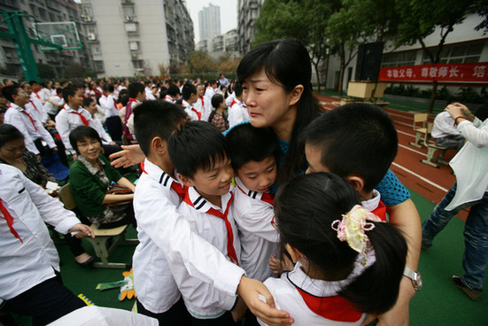 小学孝德课感动师生家长 台下哭声一片