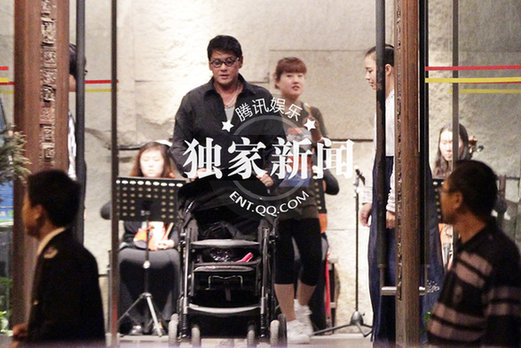 莫少聪携小其20岁嫩妻就餐 可爱女儿首曝光