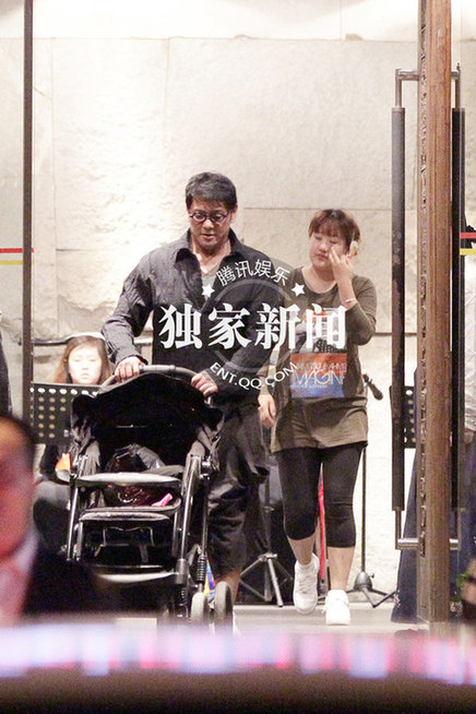 莫少聪携小其20岁嫩妻就餐 可爱女儿首曝光