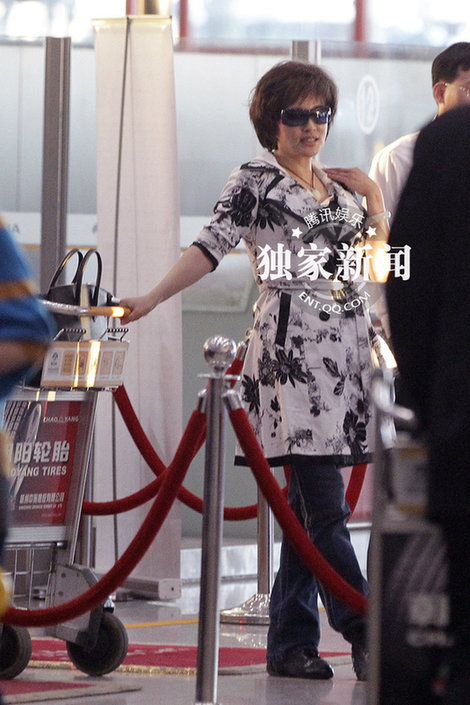 刘晓庆机场摆pose秀妖娆身段 真人秀秒杀全场