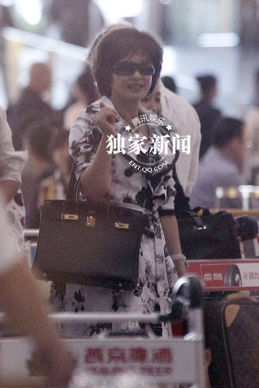 刘晓庆机场摆pose秀妖娆身段 真人秀秒杀全场