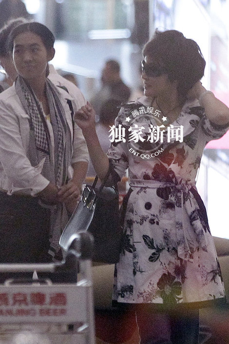 刘晓庆机场摆pose秀妖娆身段 真人秀秒杀全场