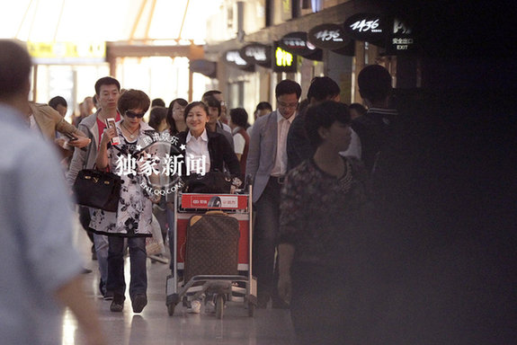 刘晓庆机场摆pose秀妖娆身段 真人秀秒杀全场