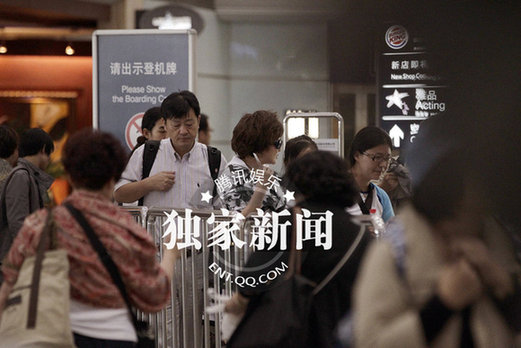 刘晓庆机场摆pose秀妖娆身段 真人秀秒杀全场