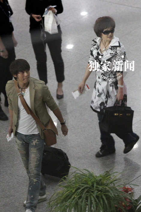 刘晓庆机场摆pose秀妖娆身段 真人秀秒杀全场