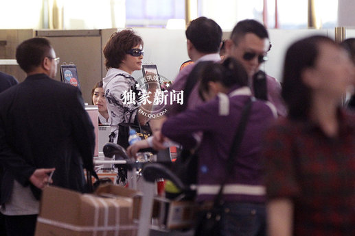 刘晓庆机场摆pose秀妖娆身段 真人秀秒杀全场