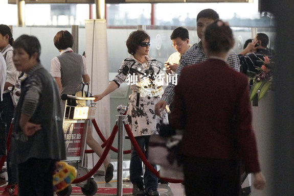 刘晓庆机场摆pose秀妖娆身段 真人秀秒杀全场