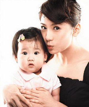 李小璐朱茵同日诞女遭调侃 盘点众星女儿初长成