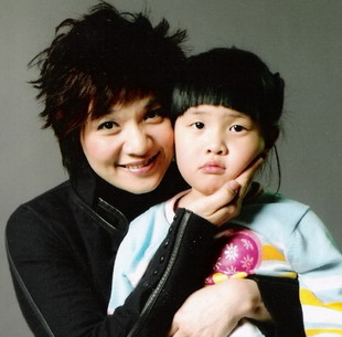 李小璐朱茵同日诞女遭调侃 盘点众星女儿初长成