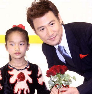 李小璐朱茵同日诞女遭调侃 盘点众星女儿初长成