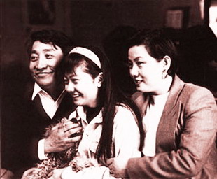 李小璐朱茵同日诞女遭调侃 盘点众星女儿初长成