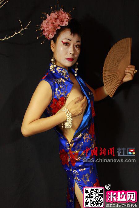 芙蓉姐接班人摸胸姐惊现网络 妖孽造型吓尿网友