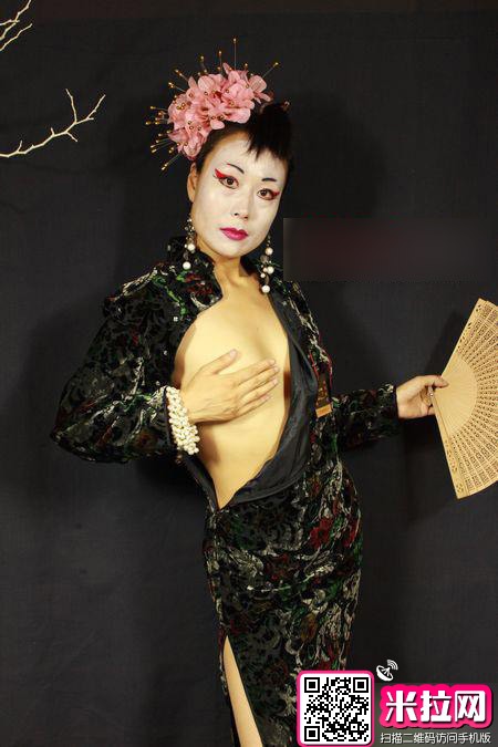 芙蓉姐接班人摸胸姐惊现网络 妖孽造型吓尿网友