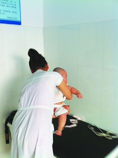 怕打针宝宝走红家长拒广告 网友提结娃娃亲