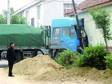 老两口酣睡中大货车闯进屋 老两口酣睡中大货车闯进屋