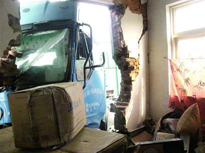 老两口酣睡中大货车闯进屋