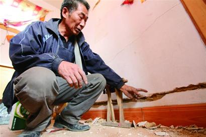 老两口酣睡中大货车闯进屋