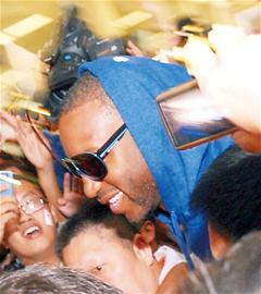 麦蒂抵达青岛千人狂热接机 麦蒂抵达青岛千人狂热接机