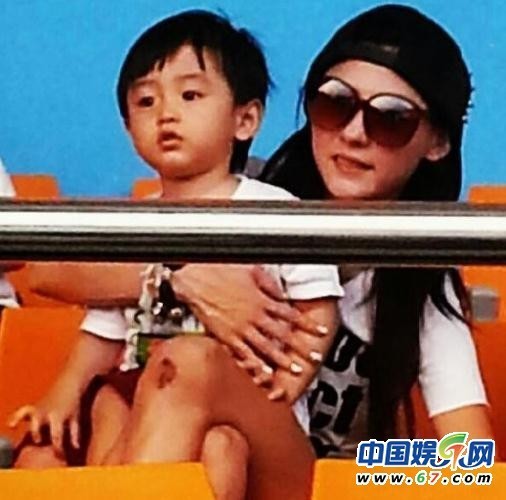 张柏芝小儿子近照曝光 长发小Q似文静女孩