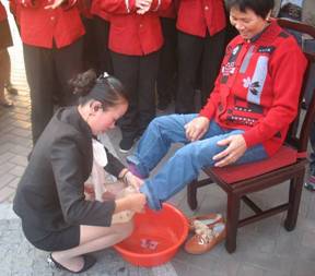 老人重阳节一天被洗7次脚 直言吃不消