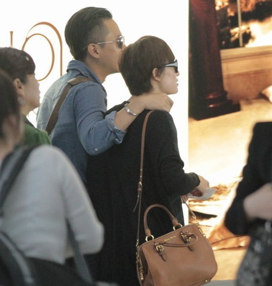 孙俪邓超现身搭肩膀秀恩爱 撇开孩子偷出游